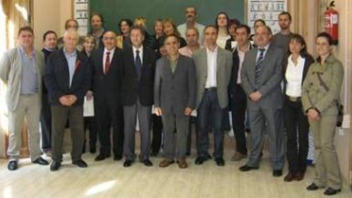 Foto de familia de los alumnos y el personal del taller de empleo y de las autoridades durante la cl