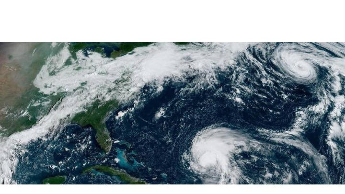 Imagen satelital cedida por la Oficina Nacional de Administración Oceánica y Atmosférica de Estados Unidos (NOAA), a través del Centro Nacional de Huracanes (NHC), donde se muestra la evolución de los huracanes Danielle y Earl. EFE/NOAA-NHC