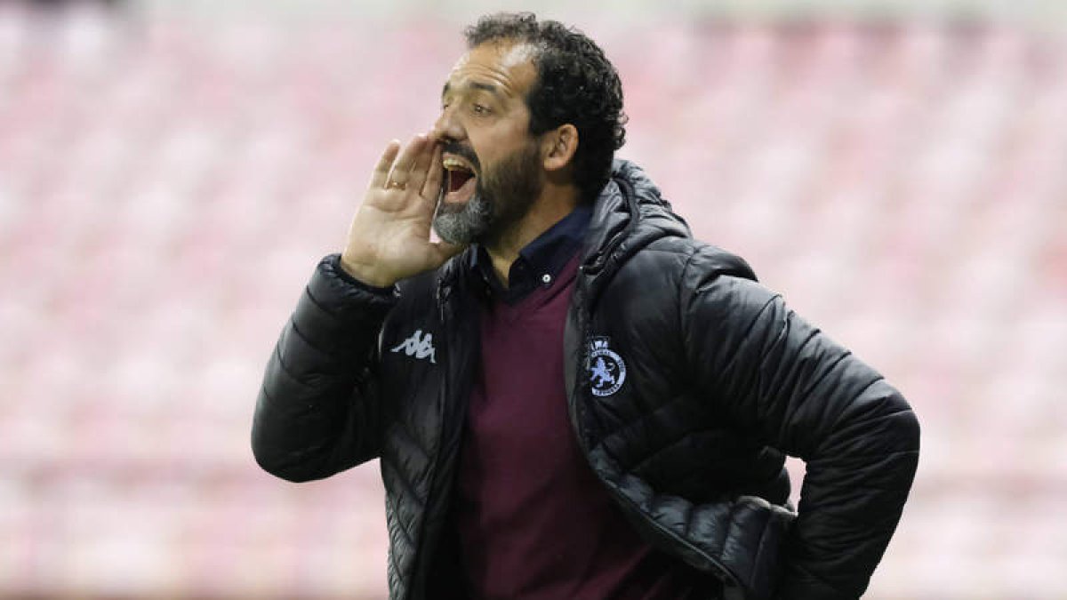 Ramón González dando instrucciones a sus jugadores en el partido ante el SD Logroñés. FERNANDO/LOF