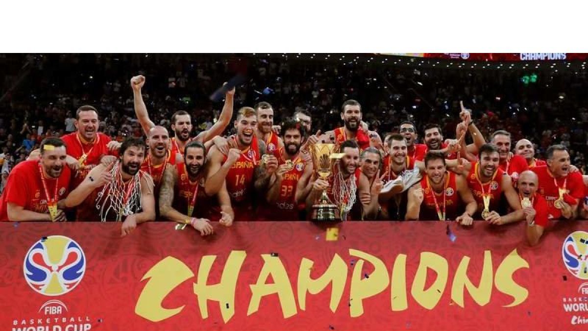 Rudy Fernández sostiene la copa de campeones del mundo junto al resto de compañeros y cuerpo técnico, entre ellos el berciano Manolo Aller (primero a la derecha). HIDALGO