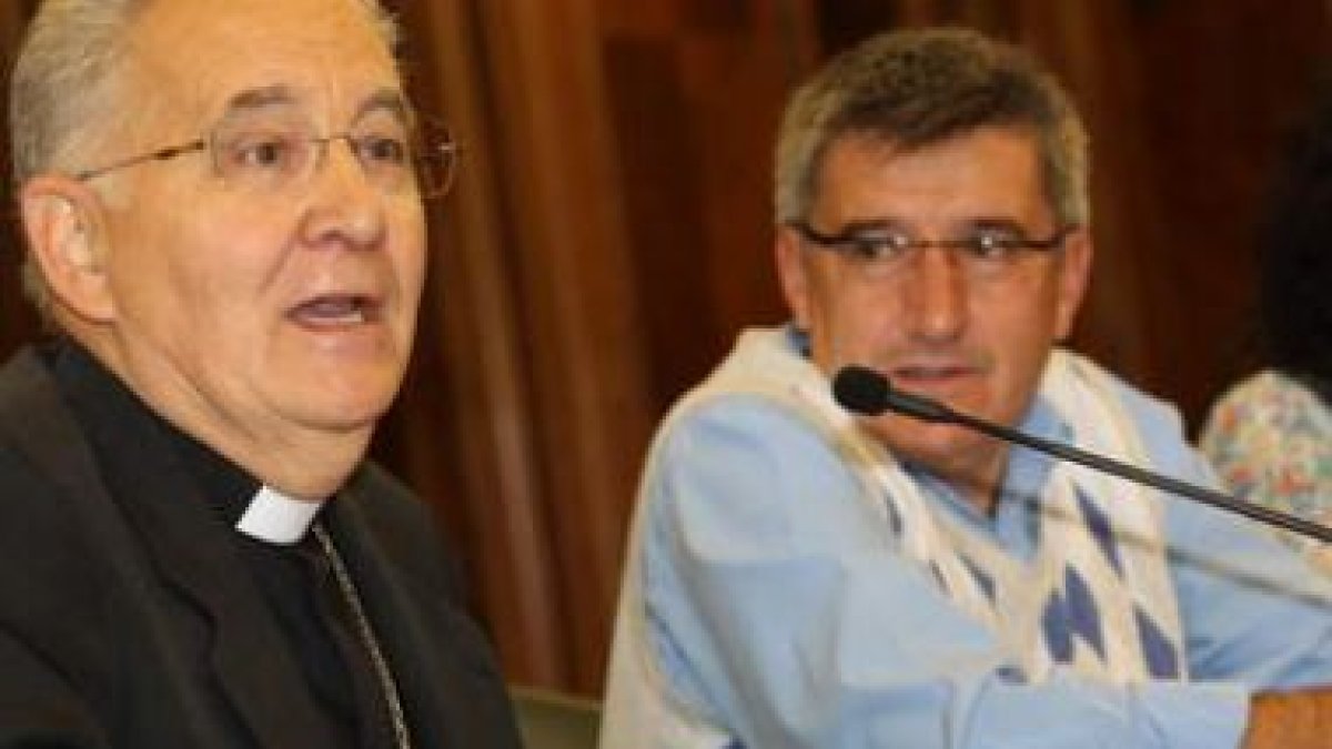 El obispo de la Diócesis de León, Julián López, rubricó el acuerdo junto al alcalde.
