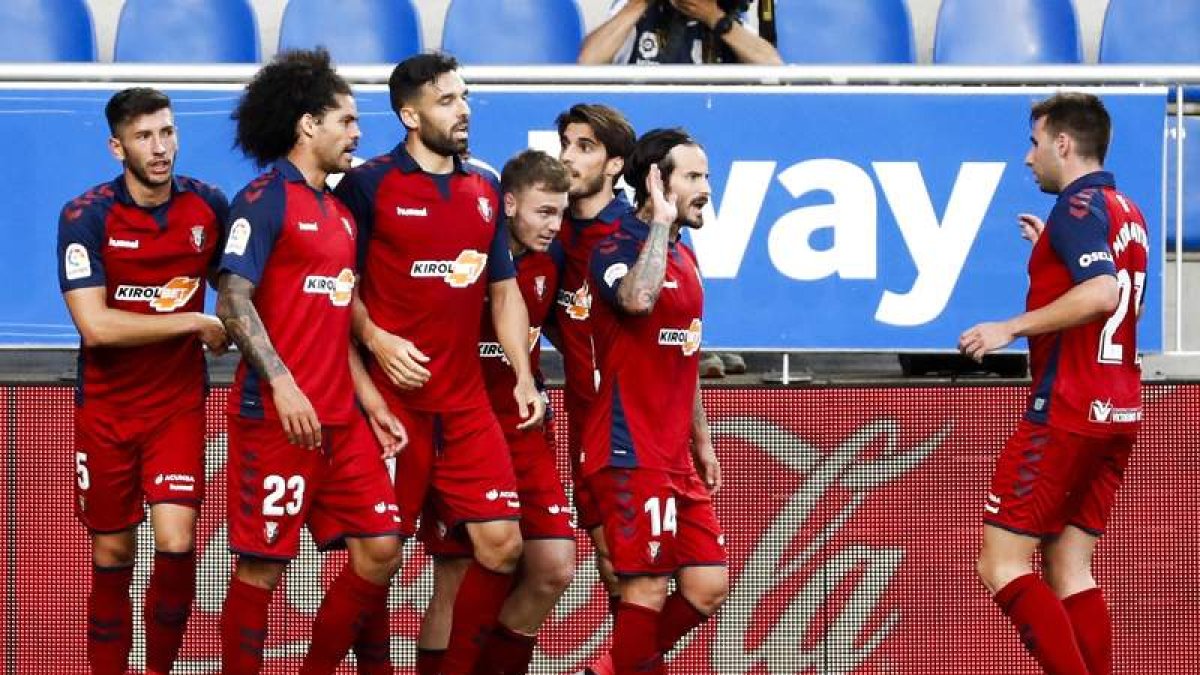 Los jugadores del Osasuna celebran el gol de la victoria sobre el Alavés. DAVID AGUILAR