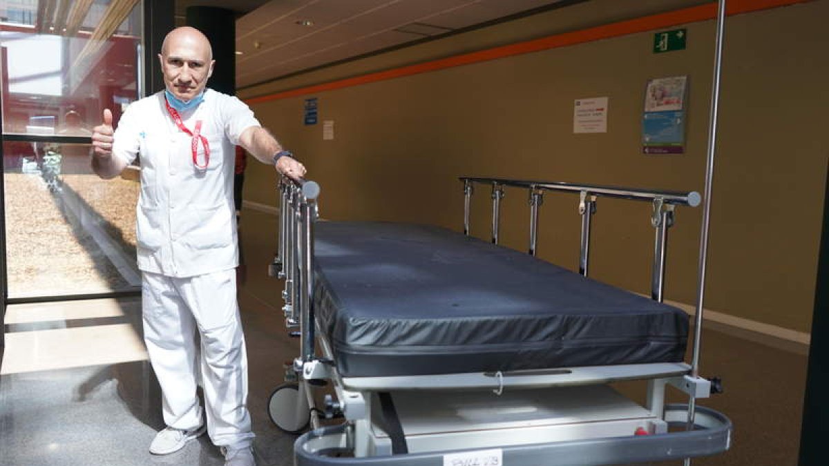 El campeón del mundo de boxeo Jorge Mata durante su jornada laboral de ayer como celador en el Hospital Universitario de León. J. NOTARIO
