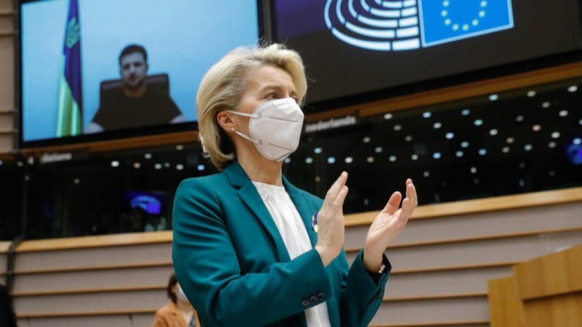 Ursula von Der Leyen aplaude al presidente de Ucrania, Volodymyr Zelensky, tras su discurso por videoconferencia. EFE