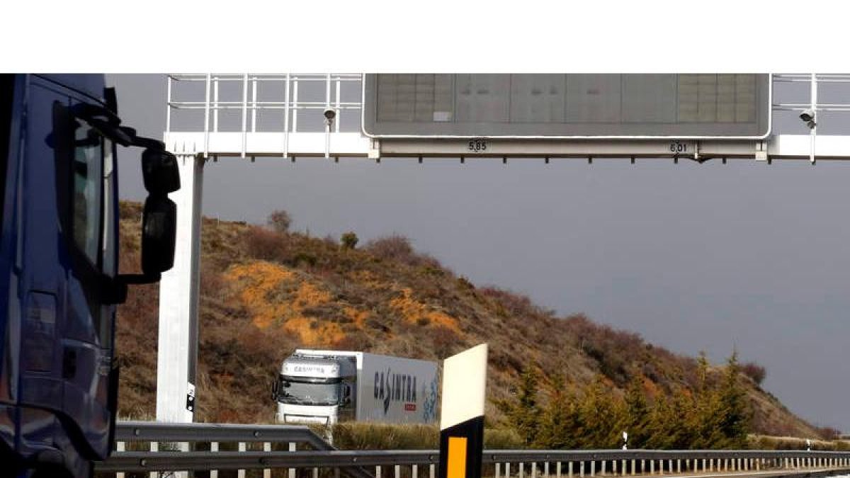 Detlle de la ubicación de las dos cámaras que enfocan a cada carril de paso en sentido norte por la A-66. MARCIANO PÉREZ