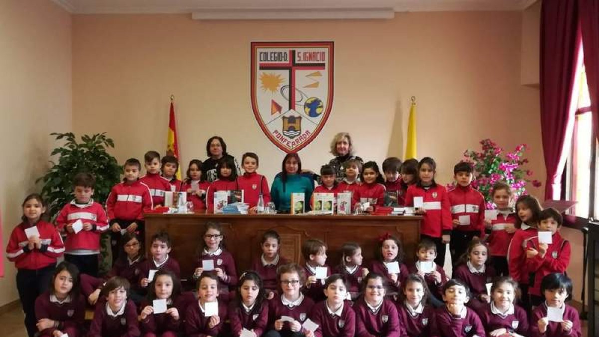La autora, rodeada de alumnos del colegio San Ignacio. DL