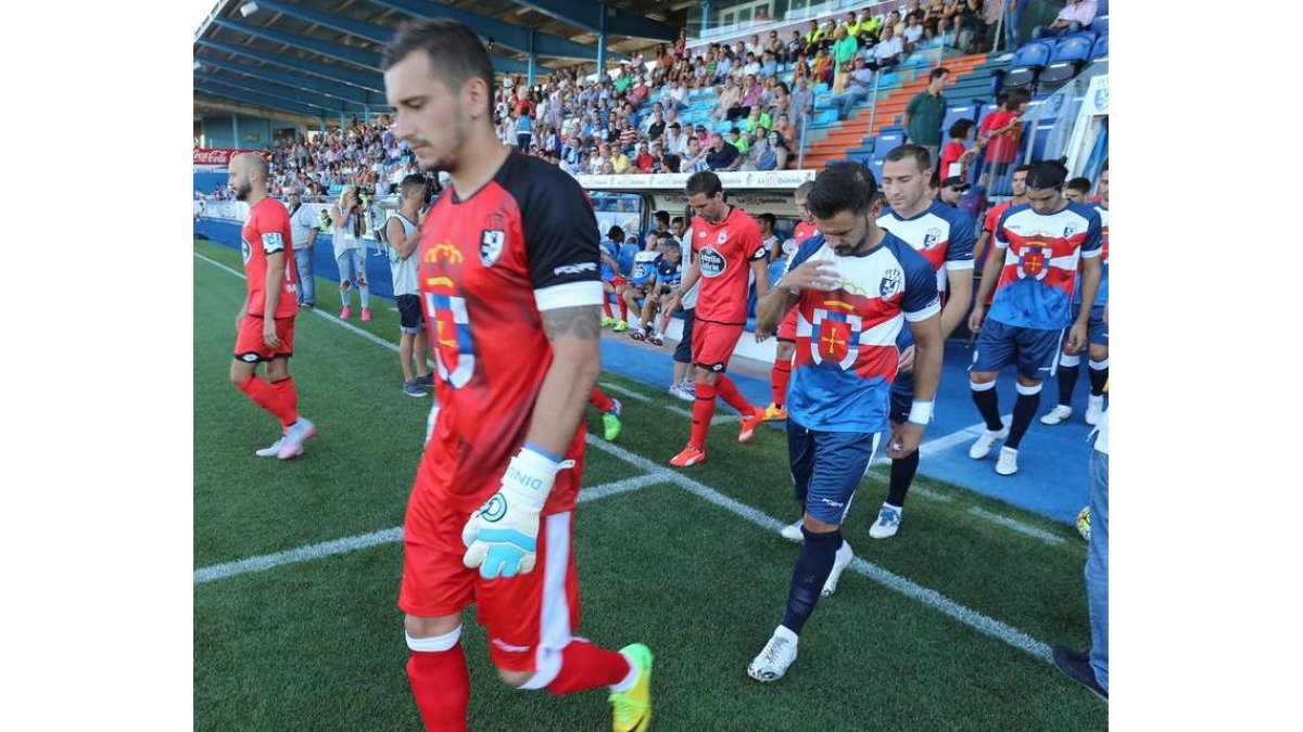 La Deportiva estrenó las nuevas camisetas en el amistoso contra el Deportivo de La Coruña. La equipación del portero, en rojo y negro