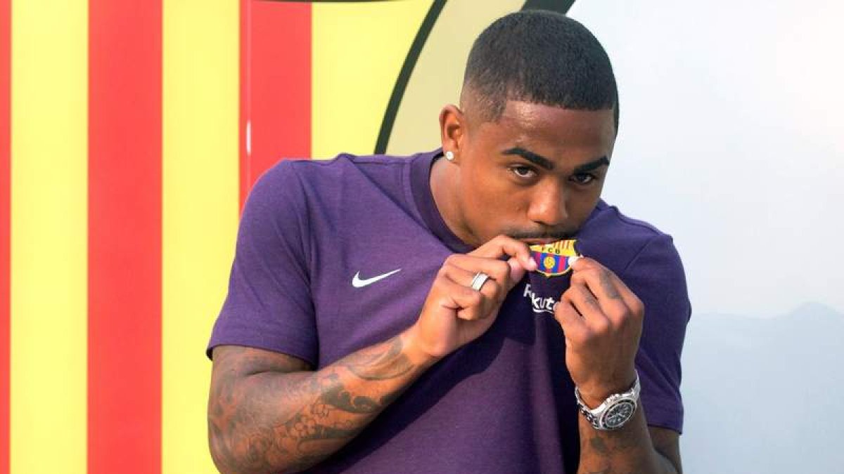 El futbolista brasileño Malcom Filipe Silva posa tras firmar con el Barça. QUIQUE GARCÍA