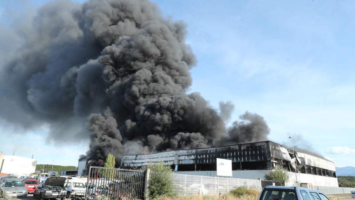 Imagen del incendio, que provocó una densa nube negra de humo que se pudo ver desde toda Ponferrada. L. DE LA MATA