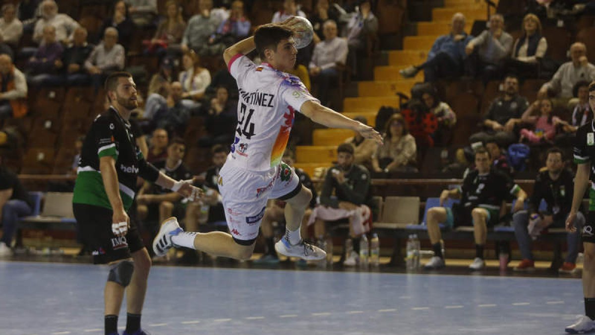 Antonio Martínez jugará su último partido en el Palacio de Deportes de León con la camiseta del Abanca Ademar. FERNANDO OTERO