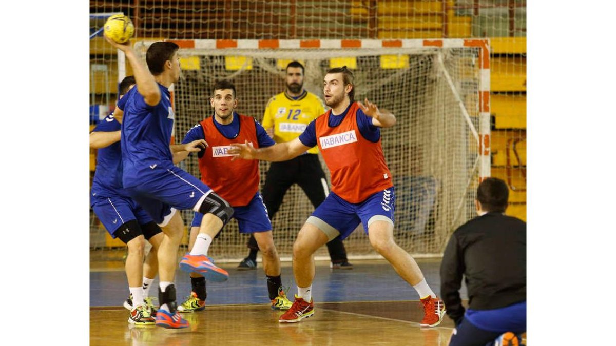 El Abanca Ademar durante un entrenamiento en el Palacio de Deportes.