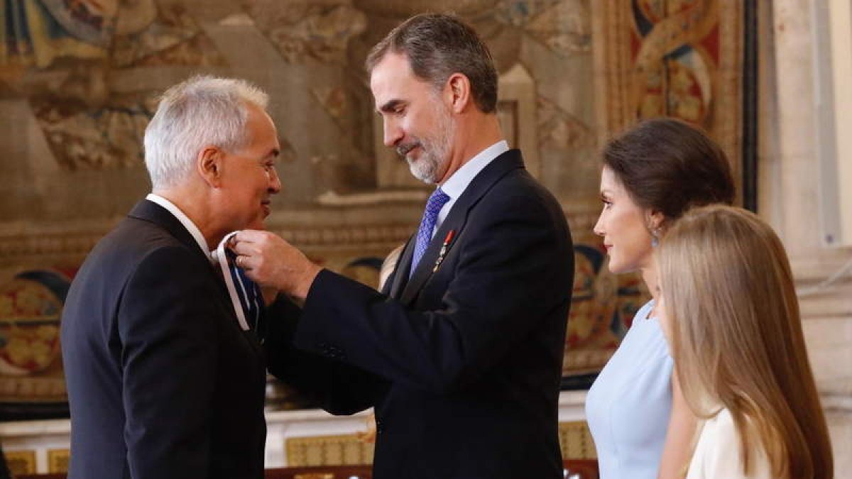 Froilán Sevilla recibe la medalla de parte del rey, en el acto celebrado en el Palacio Real. RAQUEL P. VIECO