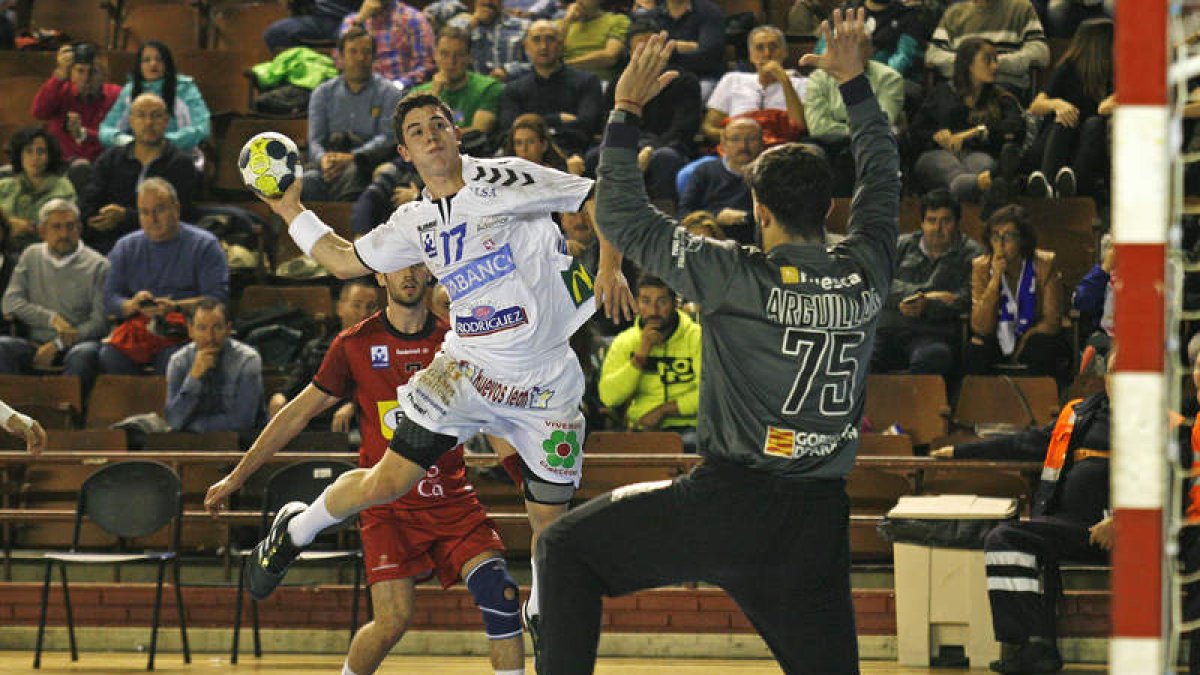 Jaime Fernández, autor de dos goles, lanza a la portería defendida por Arguillas. F. OTERO PERANDONES