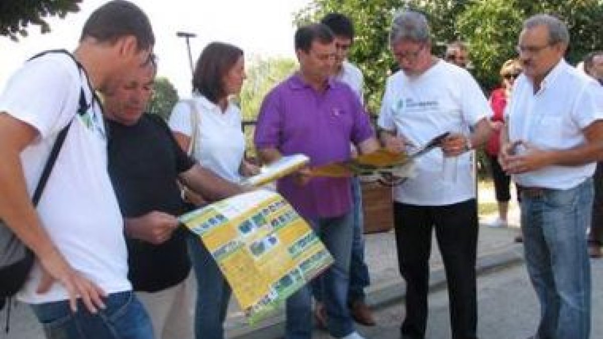 José Luis Prada (derecha), ayer junto al alcalde de Congosto y miembros de el Zofreral.