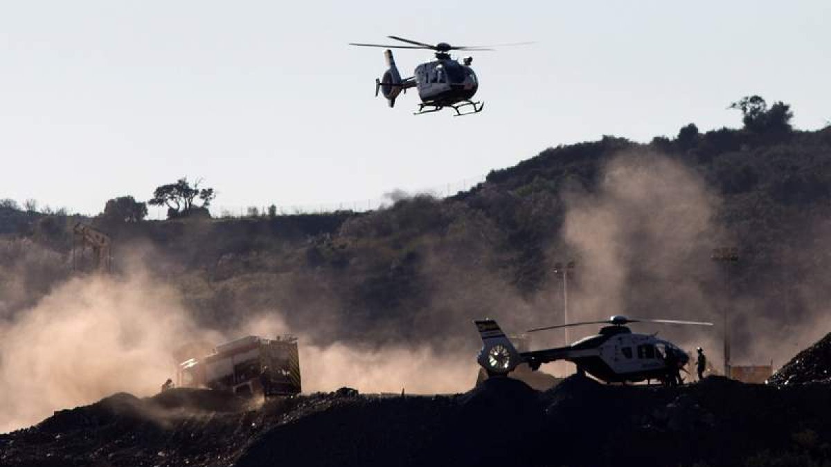 Helicópteros con guardias civiles especializados en espeleología y microvoladuras. DANIEL PÉREZ
