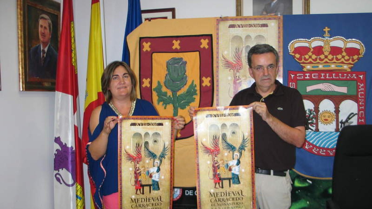 Estefanía Díaz y Carlos Fernández, ayer en la presentación de los actos en el Ayuntamiento. M.M.