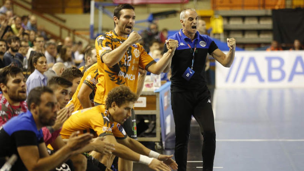 Guijosa celebra una acción del Ademar en el Palacio. FERNANDO OTERO