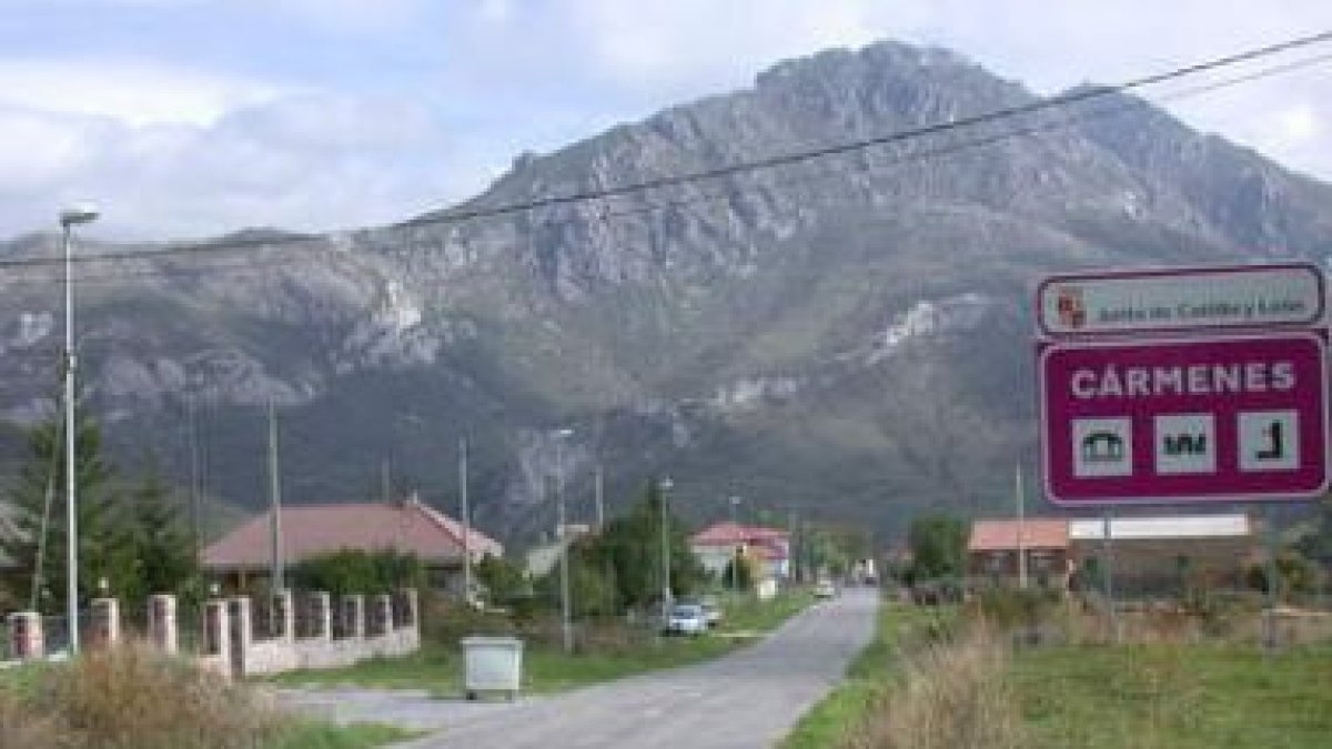 Imagen de la entrada principal al municipio de Cármenes.