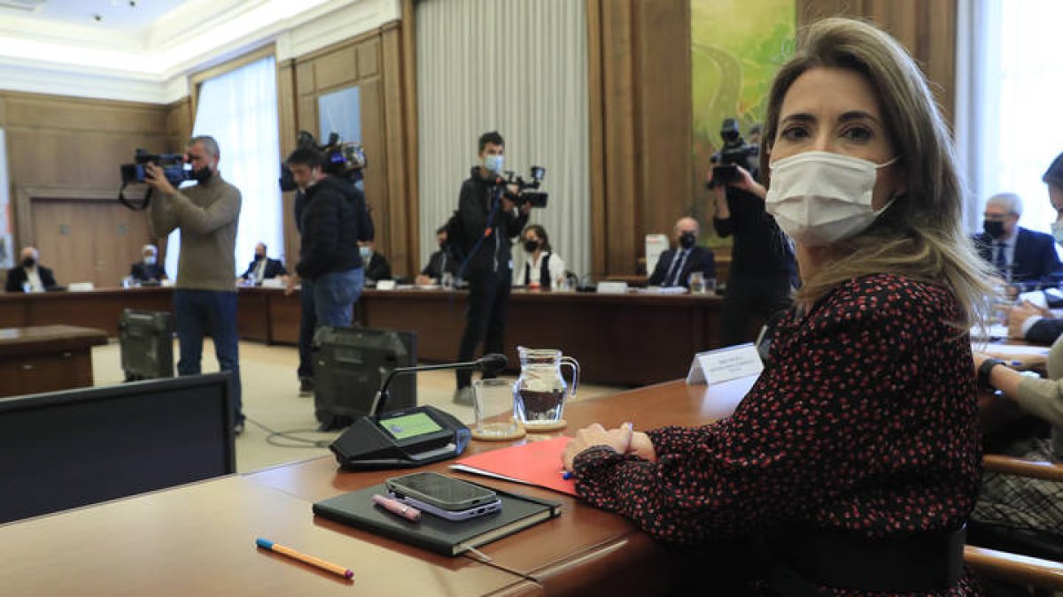 La ministra de Transportes, Movilidad y Agenda Urbana, Raquel Sánchez se reúne con agentes sociales y representantes de las asociaciones profesionales del transporte, este jueves en Madrid. FERNANDO ALVARADO