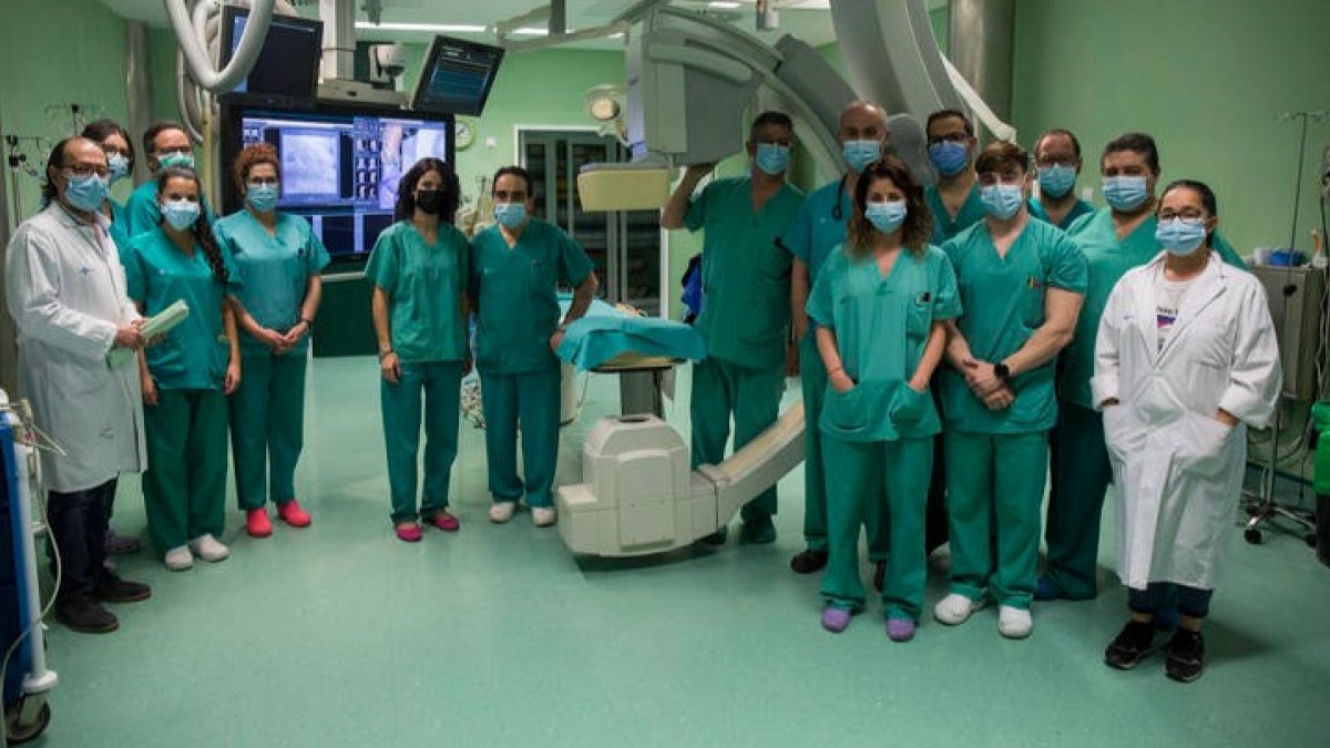 Equipo de cardiología del Hospital de León, con Armando de Prado. FERNANDO OTERO