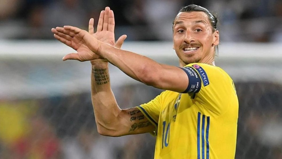 El delantero Zlatan Ibrahimovic en una acción con Suecia durante la pasada Eurocopa.