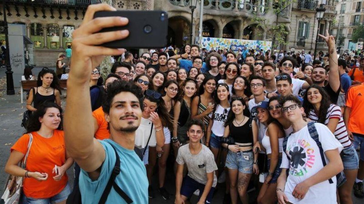 Un grupo de turistas se hace un selfi en Barcelona.
