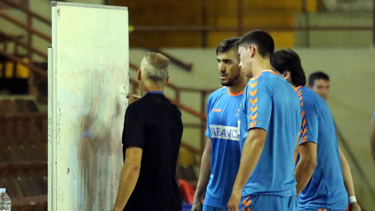 Rafa Guijosa, junto a algunos de sus jugadores en el primer entrenamiento de la temporada.