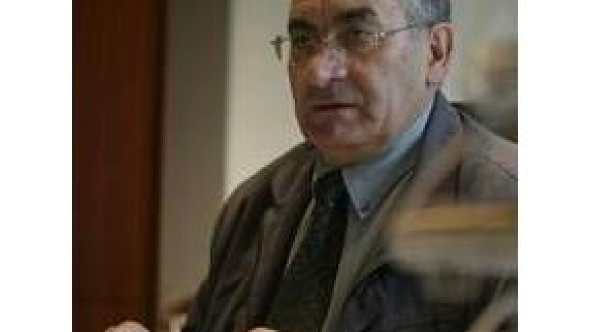 Según Pedro Puente, la inmigración podría frenarse sólo si emigrara, a su vez, el dinero