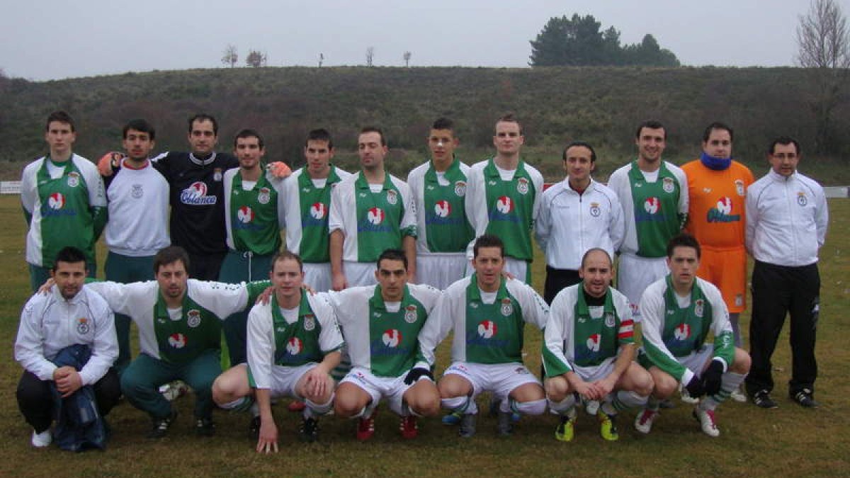 Formación del equipo de La Robla, brillante campeón de la 2.ª División Provincial de Aficionados.