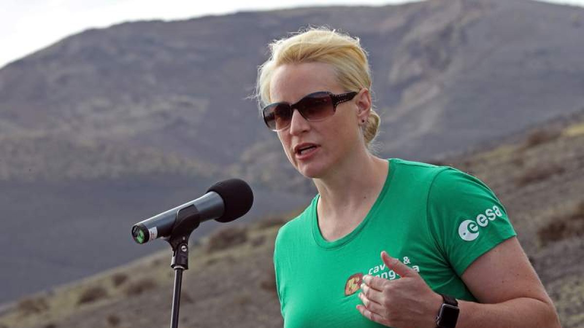 La astronauta de la Nasa Kathleen Rubins aprende geología en Lanzarote estos días. ELVIRA URQUIJO A.