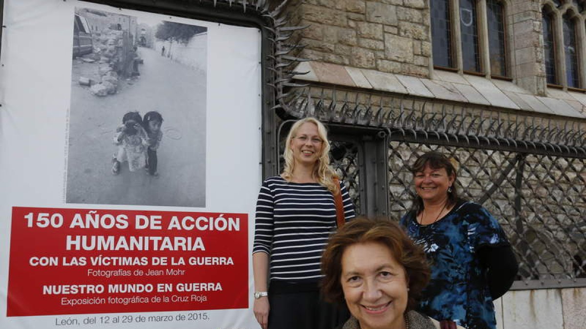 Manuela Cabero, en el centro, con Kate Chapman y Johanna Arvo, frente a Botines