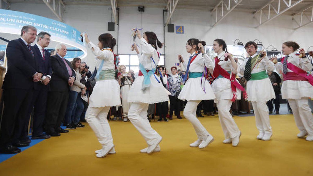 Silván y Majo disfrutan de los danzantes de Villamañán. JESÚS