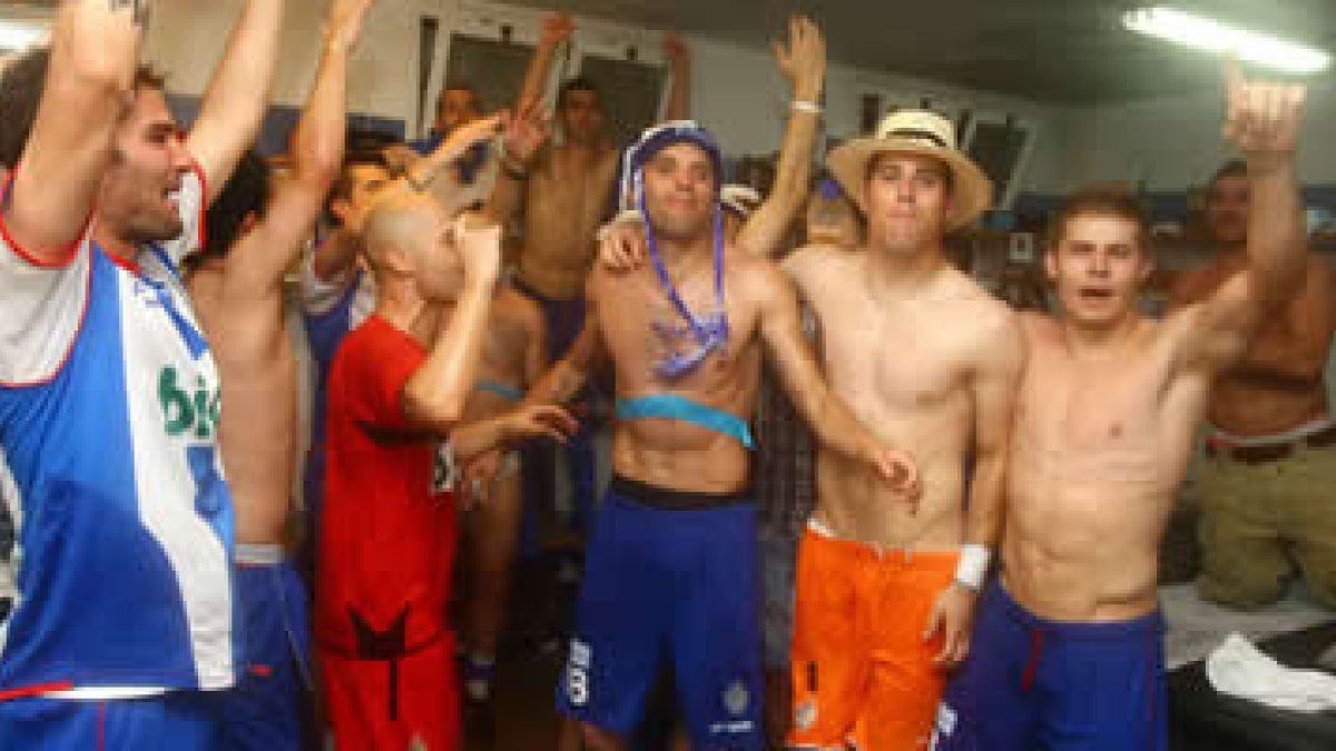 Los jugadores de la Deportiva celebran el triunfo.