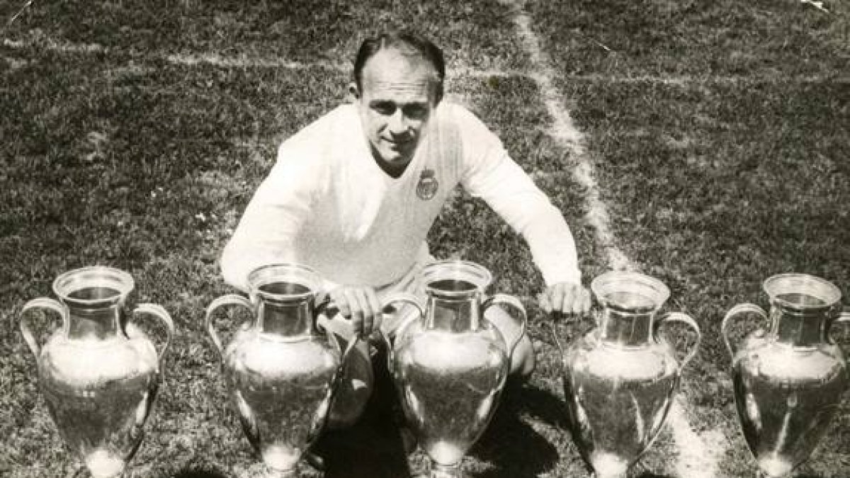 Fotografía de archivo tomada el 25/05/1960 del presidente de honor y exjugador del Real Madrid, Alfredo di Stéfano, junto a cinco trofeos de la Copa de Europa.