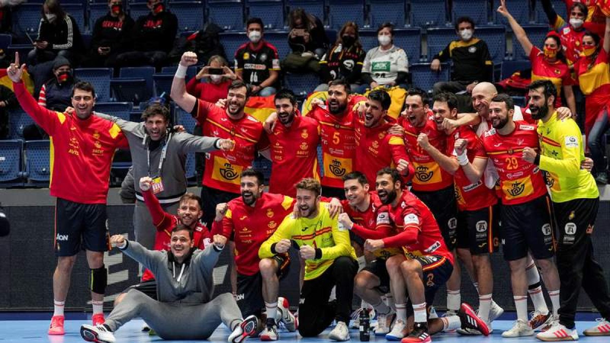 Los jugadores de la selección española celebran su pase a semifinales del Campeonato de Europa tras imponerse a Polonia. DIVISEK