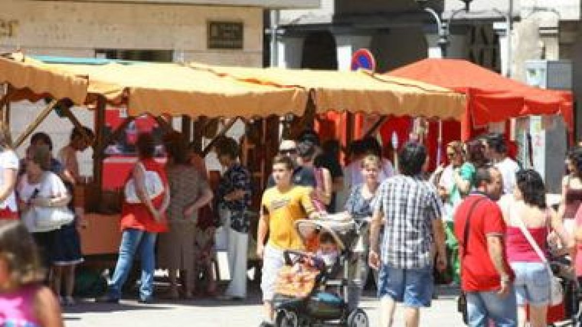 Las visitas al mercado medieval continuaron ayer durante todo el día.