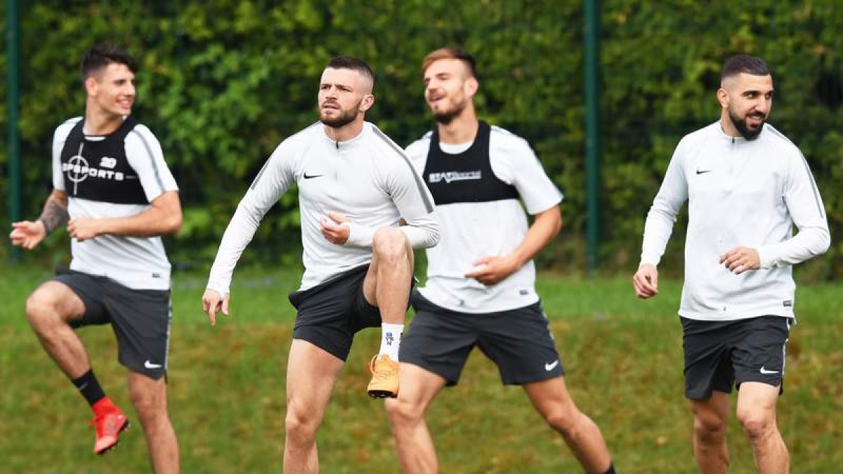 Los jugadores del Salzburgo preparan el partido ante el Marsella A. SCHAAD