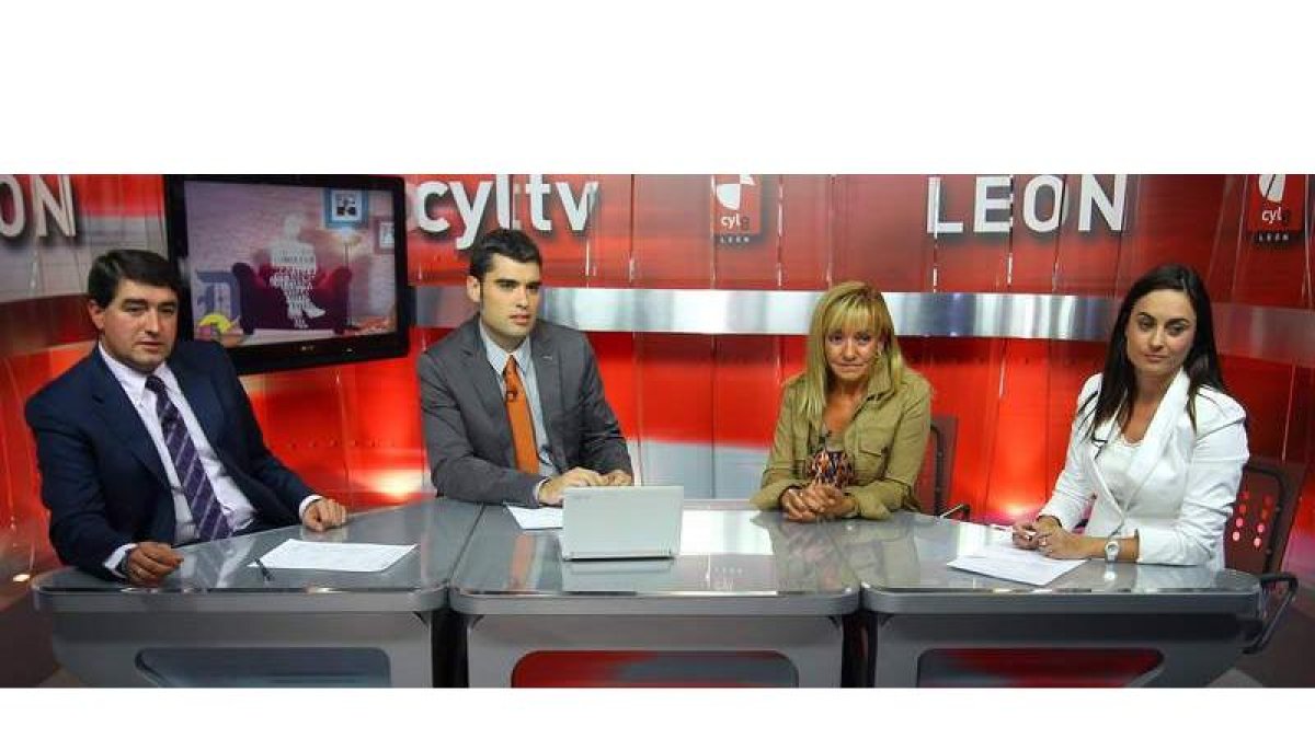 Pablo R. Lago, Roberto Núñez, Isabel Carrasco y Mónica Murciego, anoche durante la emisión de El Filandón en La 8 de Televisión Castilla y León.