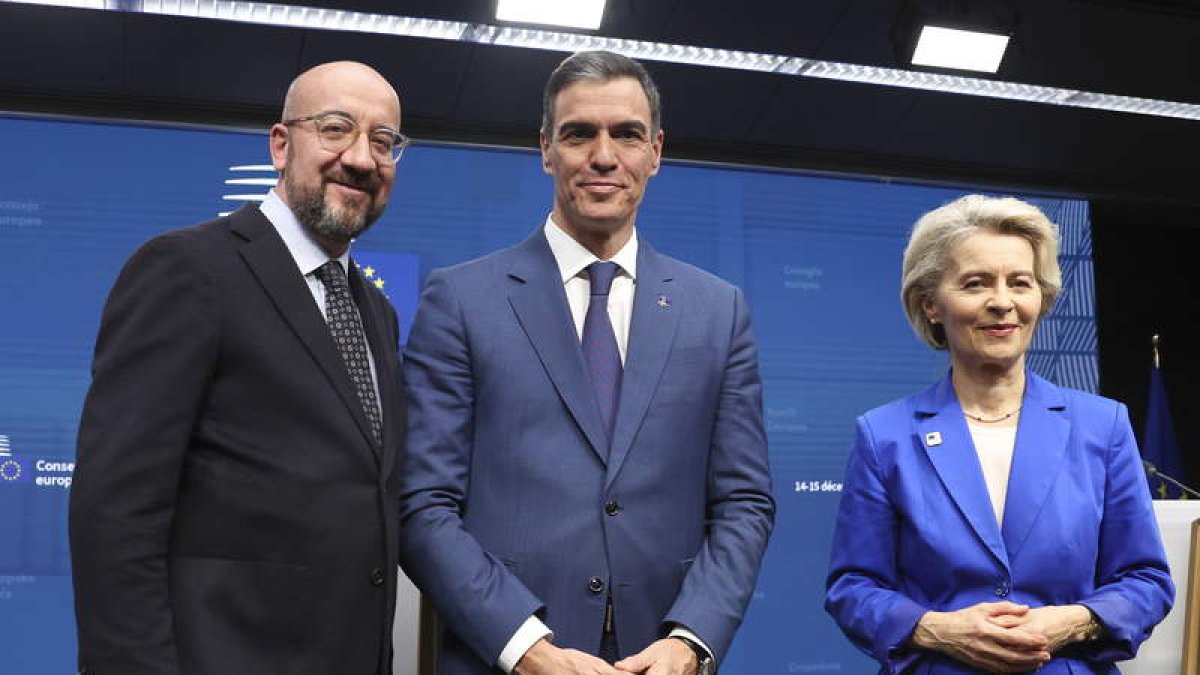 Pedro Sánchez entre Charles Michel y Ursula Von der Leyen. OLIVIER HOSLET