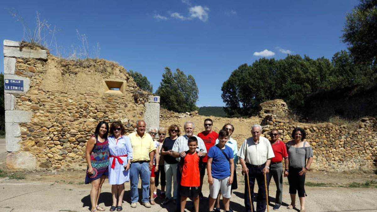 Integrantes de la Junta Vecinal de Villaverde de Arriba con parte del vecindario frente a las ruinas de la ermita. MARCIANO PÉREZ