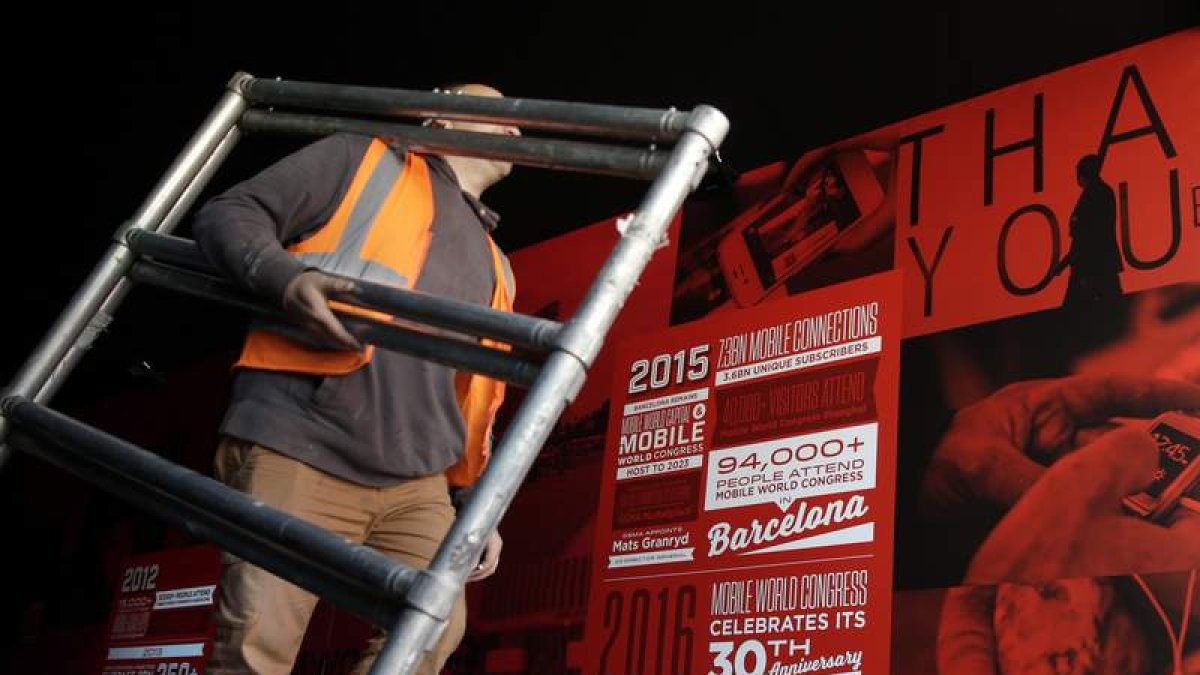 Un operario ultima las instalaciones que albergarán el congreso. alberto Estévez