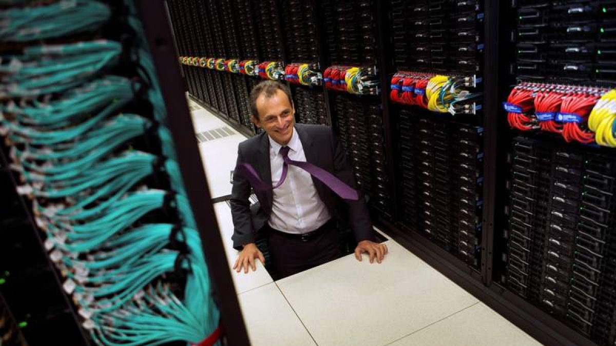 El ministro de Ciencia y Tecnología, Pedro Duque, con el supercomputador MareNostrum 4 en una foto de archivo. ENRIC FONTCUBERTA