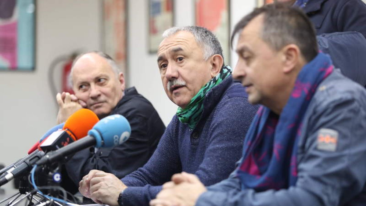 Pepe Álvarez, en el centro, ayer en la sede de UGT en la capital leonesa. RAMIRO