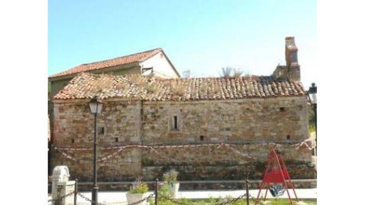 La ermita de Casares está al lado del parque.
