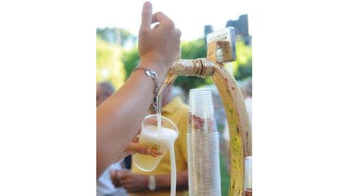 Una camarera tira una caña de cerveza.