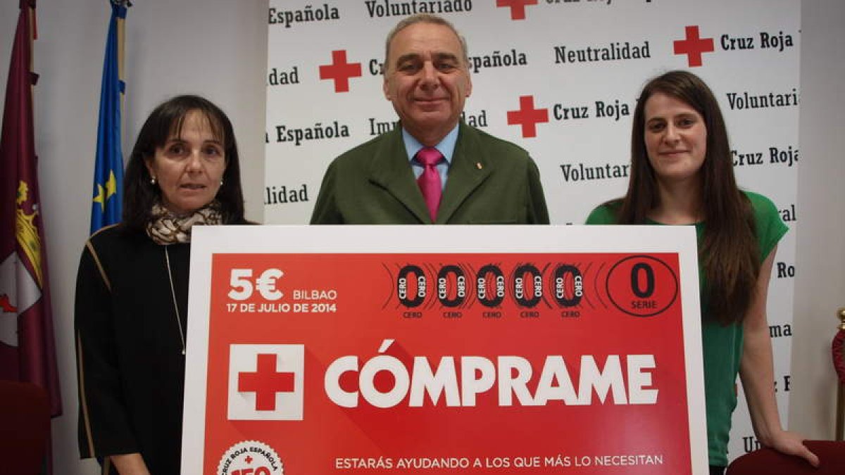 El presidente de Cruz Roja, De Luis Páez, en el centro, en la presentación del Sorteo del Oro.