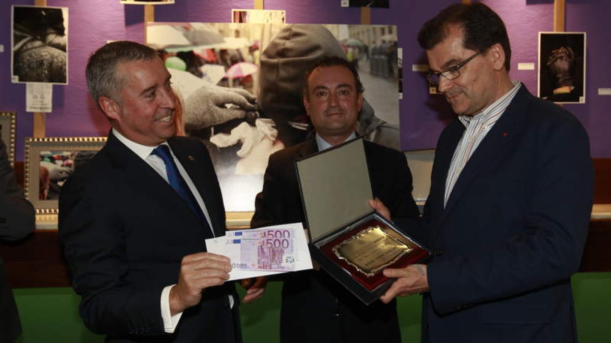 Javier Gómez, del Restaurante Madrid, Fernando Salguero y Manuel Ramos en la entrega del premio.