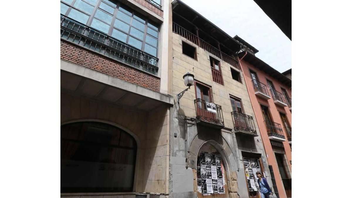 El edificio en venta está en plena calle del Reloj. ANA F. BARREDO