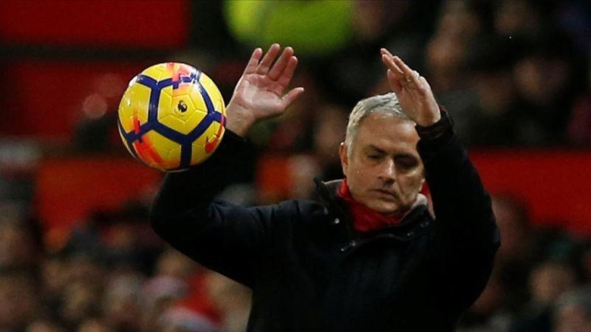 Mourinho, en un momento del partido ante el Burnley.