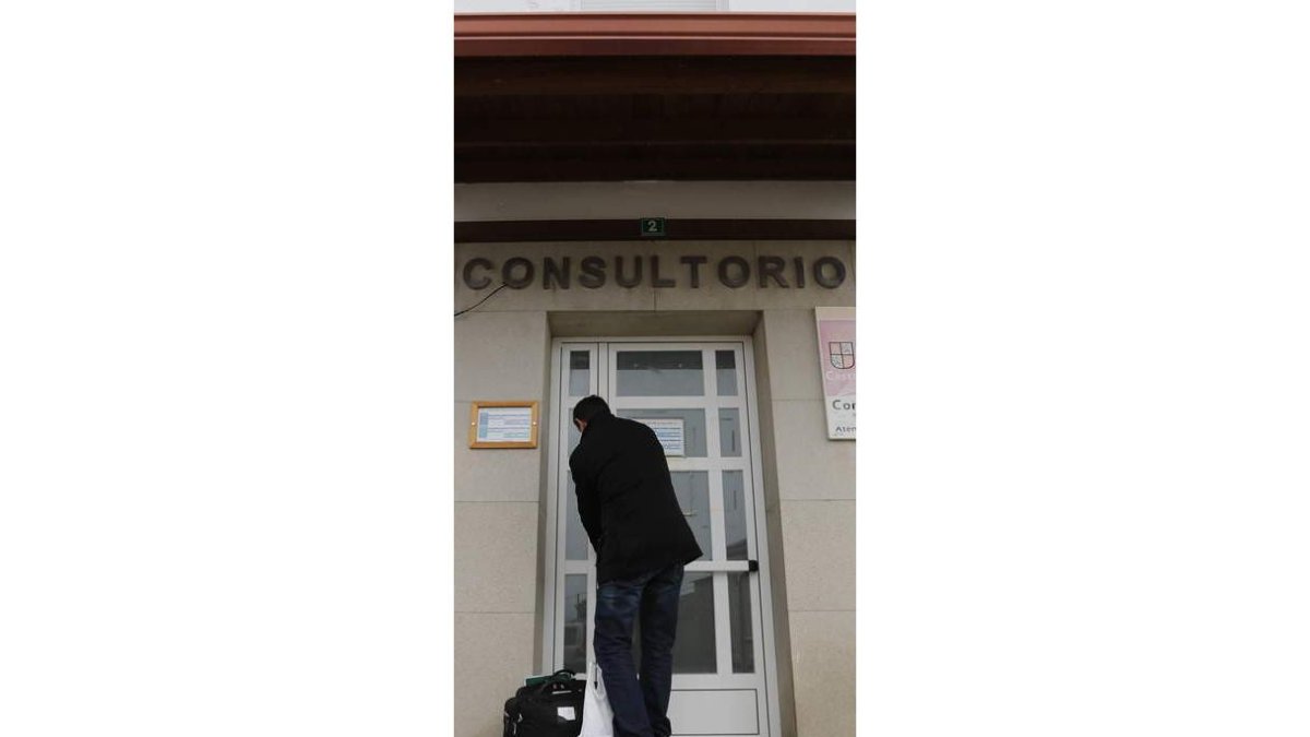 La plataforma denuncia la falta de contrataciones. JESÚS